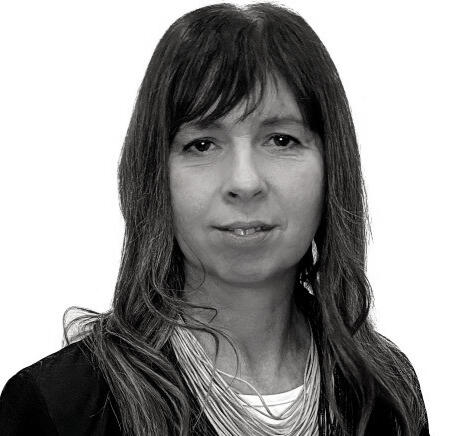 Portrait of Sabrina Andrea Schneider, co-founder and partner at Starbridge Talent GbR.